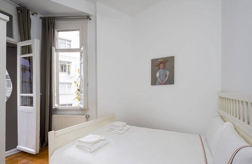 Kabatas Apartment | This apartment is a 2 bedroom(s), 1 bathrooms, located in Beyoğlu, İstanbul.