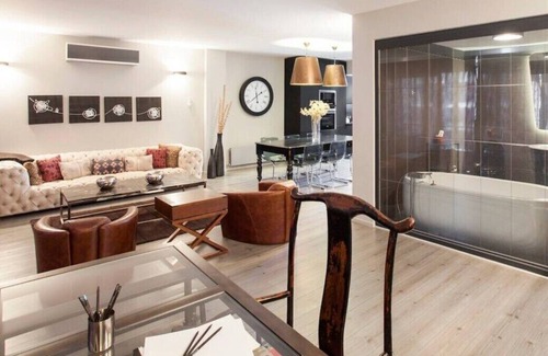 Nisantasi Apartment | This apartment is a 2 bedroom(s), 3 bathrooms, located in Şişli, İstanbul.