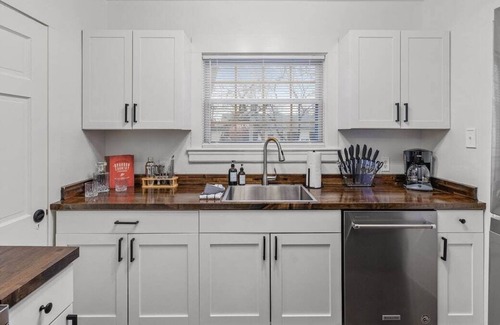 Hollywood - Mt. Vernon Apartment | This apartment is a 2 bedroom(s), 1 bathrooms, located in Lexington, KY.