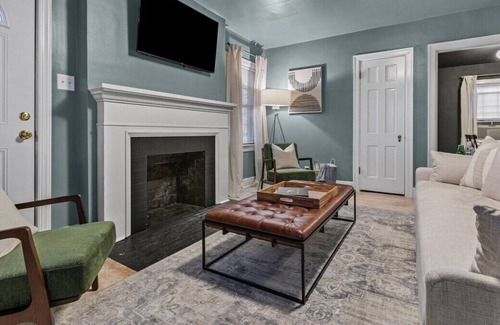 Hollywood - Mt. Vernon Apartment | This apartment is a 2 bedroom(s), 1 bathrooms, located in Lexington, KY.