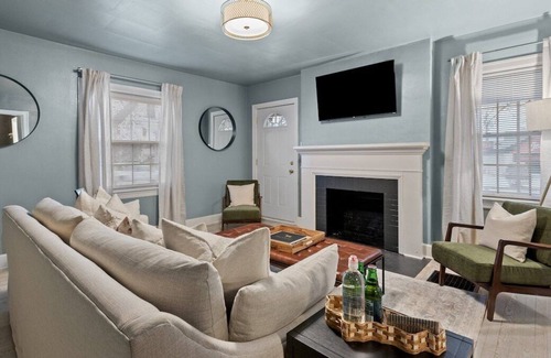Hollywood - Mt. Vernon Apartment | This apartment is a 2 bedroom(s), 1 bathrooms, located in Lexington, KY.