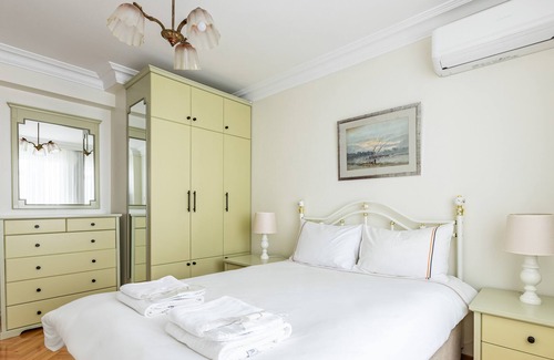 Moda Apartment | This apartment is a 3 bedroom(s), 2.5 bathrooms, located in Kadıköy, İstanbul.