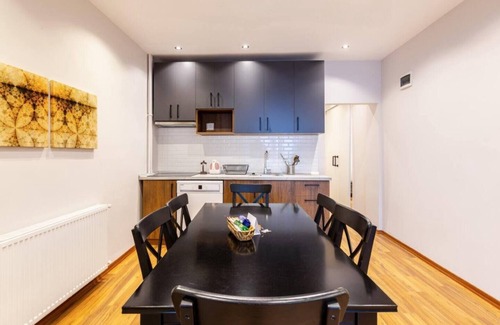 Sisli Apartment | This apartment is a 4 bedroom(s), 2 bathrooms, located in Şişli, İstanbul.