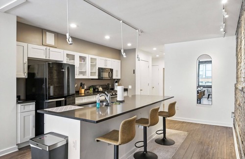 Cultural District Apartment | This apartment is a 1 bedroom(s), 1 bathrooms, located in Pittsburgh, PA.