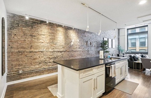 Cultural District Apartment | This apartment is a 1 bedroom(s), 1 bathrooms, located in Pittsburgh, PA.