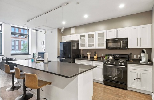 Cultural District Apartment | This apartment is a 1 bedroom(s), 1 bathrooms, located in Pittsburgh, PA.