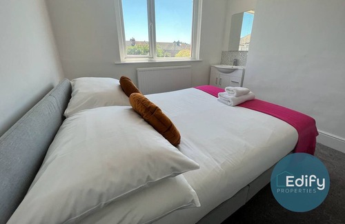 Shirley Apartment | This apartment is a 2 bedroom(s), 1 bathrooms, located in Southampton, England.