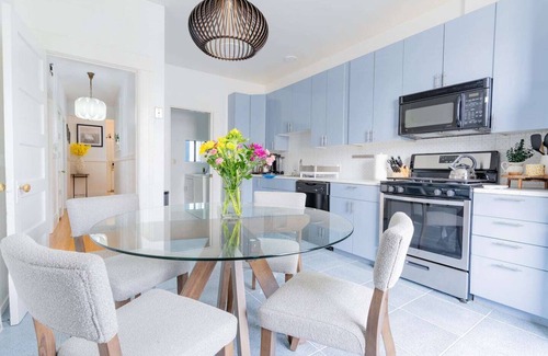 Eureka Valley Apartment | This apartment is a 2 bedroom(s), 1 bathrooms, located in San Francisco, CA.