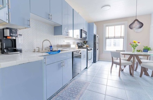 Eureka Valley Apartment | This apartment is a 2 bedroom(s), 1 bathrooms, located in San Francisco, CA.