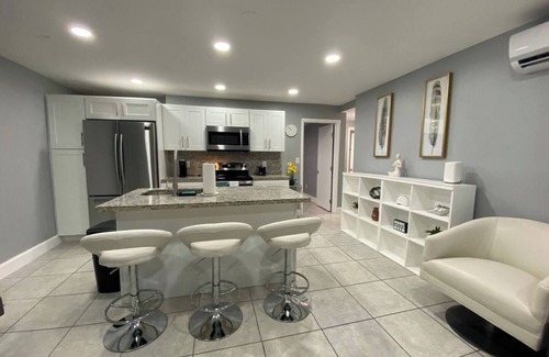 Hollywood Apartment | This apartment is a 2 bedroom(s), 1 bathrooms, located in Fort Lauderdale, FL.