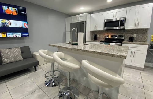 Hollywood Apartment | This apartment is a 2 bedroom(s), 1 bathrooms, located in Fort Lauderdale, FL.