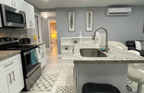 Hollywood Apartment | This apartment is a 2 bedroom(s), 1 bathrooms, located in Fort Lauderdale, FL.