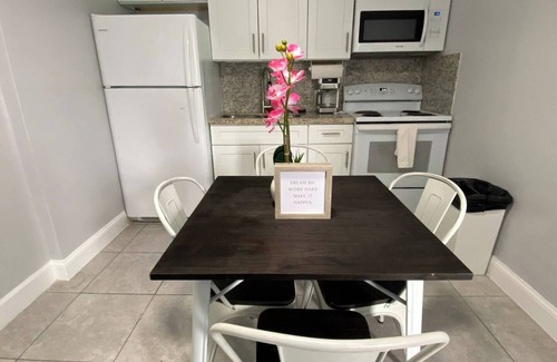 Hollywood Apartment | This apartment is a 1 bedroom(s), 1 bathrooms, located in Fort Lauderdale, FL.