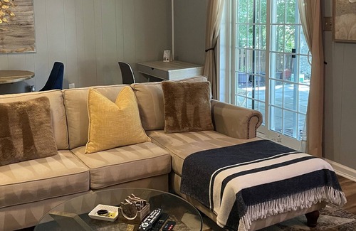 Lake Ridge House | This basement apartment is fully updated, modern, clean and cozy. .