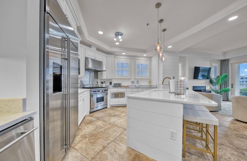 Sunnyside House | This beach setup included! Vast Water Views. TRUE BLUE 102 Lakeside, Poolside.