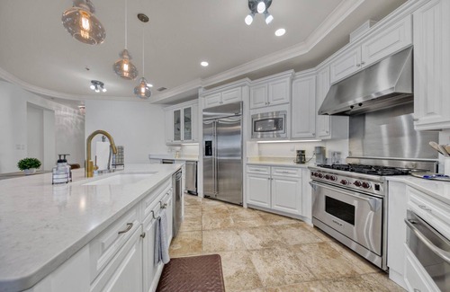 Sunnyside House | This beach setup included! Vast Water Views. TRUE BLUE 102 Lakeside, Poolside.