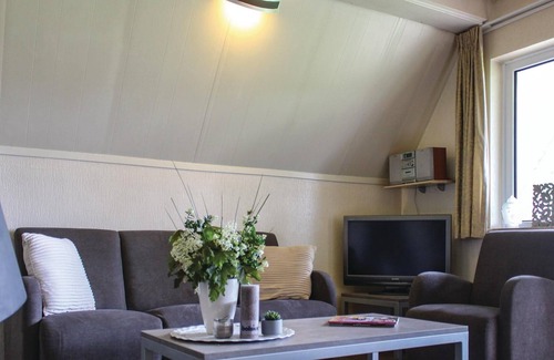 Gramsbergen House | This beautifully situated vacation home is located on the waterfront in a welcoming vacation park in
