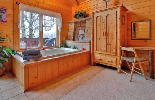 Gatlinburg - Pigeon Forge Cabin | This cabin is a 1 bedroom(s), 1 bathrooms, located in Gatlinburg, TN.