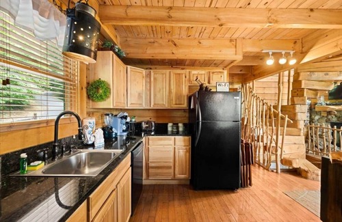 Gatlinburg - Pigeon Forge Cabin | This cabin is a 2 bedroom(s), 2 bathrooms, located in Sevierville, TN.