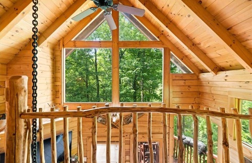 Gatlinburg - Pigeon Forge Cabin | This cabin is a 2 bedroom(s), 2 bathrooms, located in Sevierville, TN.