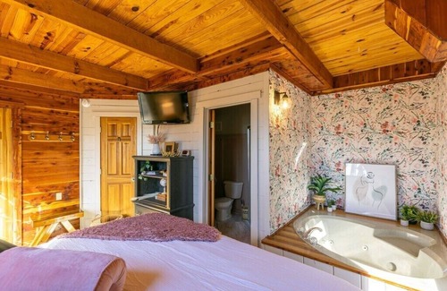 Stanton Cabin | This cabin is a 2 bedroom(s), 2 bathrooms, located in Stanton, KY.
