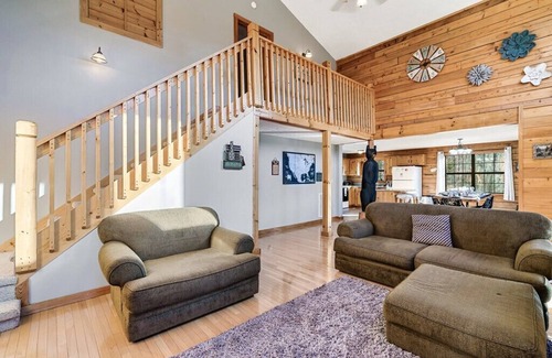 Gatlinburg - Pigeon Forge Cabin | This cabin is a 4 bedroom(s), 3 bathrooms, located in Sevierville, TN.