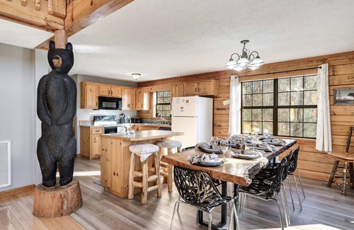Gatlinburg - Pigeon Forge Cabin | This cabin is a 4 bedroom(s), 3 bathrooms, located in Sevierville, TN.