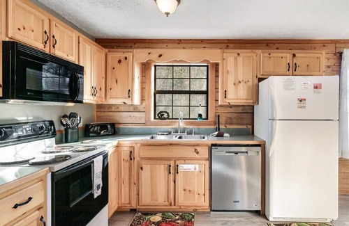 Gatlinburg - Pigeon Forge Cabin | This cabin is a 4 bedroom(s), 3 bathrooms, located in Sevierville, TN.