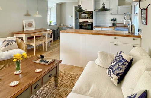 Newlyn Cottage | This charming, cosy unique cottage is a stone’s throw from the sea at Newlyn.