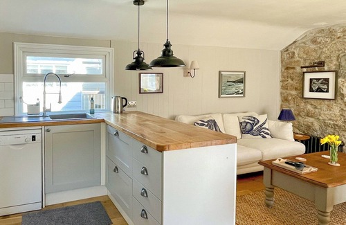 Newlyn Cottage | This charming, cosy unique cottage is a stone’s throw from the sea at Newlyn.