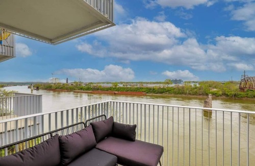 North Capitol Condo | This condominium is a 2 bedroom(s), 2 bathrooms, located in Nashville, TN.