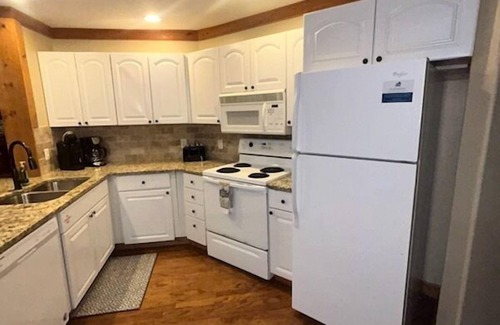 White Oak Lodge Condo | This condominium is a 2 bedroom(s), 2 bathrooms, located in Gatlinburg, TN.