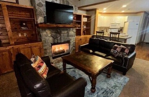 White Oak Lodge Condo | This condominium is a 2 bedroom(s), 2 bathrooms, located in Gatlinburg, TN.