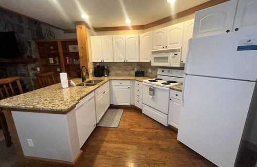 White Oak Lodge Condo | This condominium is a 2 bedroom(s), 2 bathrooms, located in Gatlinburg, TN.