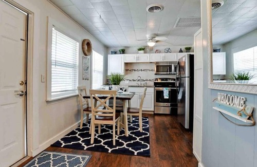 Englewood Cottage | This cottage is a 2 bedroom(s), 2 bathrooms, located in Englewood, FL.