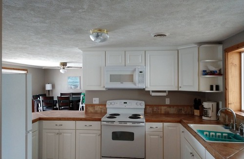 Custer Cottage | This cottage on the lake is a perfect place for a family vacation.