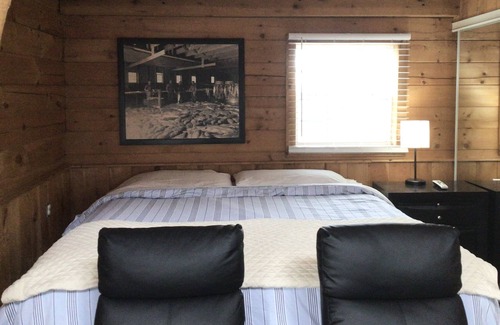 Columbia Cabin | This cozy log cabin has a private entrance