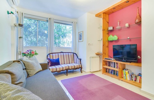 Emek Refaim Apartment | This first floor one bedroom apartment is a quiet retreat for busy tourists