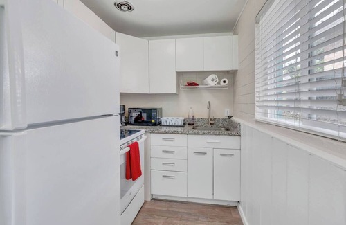 East Central Apartment | This fourplex is a 1 bedroom(s), 1 bathrooms, located in Salt Lake City, UT.