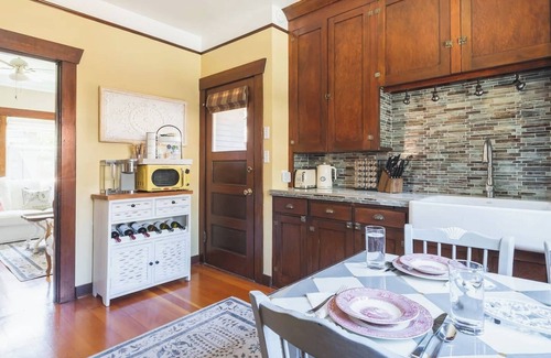 West Queen Anne House | This guest house is a 1 bedroom(s), 1 bathrooms, located in Seattle, WA.