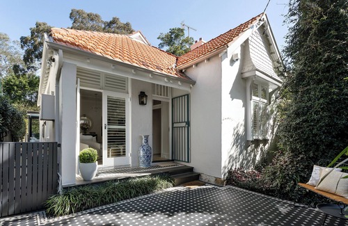 Rushcutters Bay House | This house is a 3 bedroom(s), 2 bathrooms, located in Edgecliff, NSW.