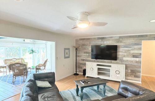Trailer Estates House | This house is a 3 bedroom(s), 2.5 bathrooms, located in Bradenton, FL.