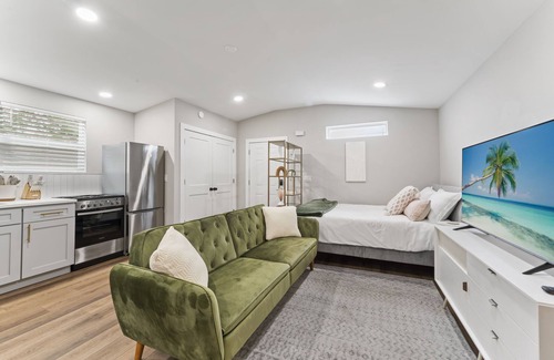 Murray Hill House | This house is a 3 bedroom(s), 3 bathrooms, located in Jacksonville, FL.