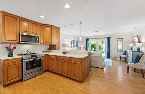 South Corals House | This house is a 3 bedroom(s), 2 bathrooms, located in Oakland Park, FL.