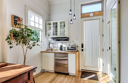 Mission District House | This house is a 3 bedroom(s), 2 bathrooms, located in San Francisco, CA.