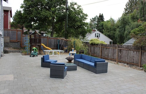 Haller Lake House | This house is a 6 bedroom(s), 2 bathrooms, located in Seattle, WA.