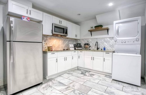 North Buckhead House | This house is a 8 bedroom(s), 7.5 bathrooms, located in Atlanta, GA.