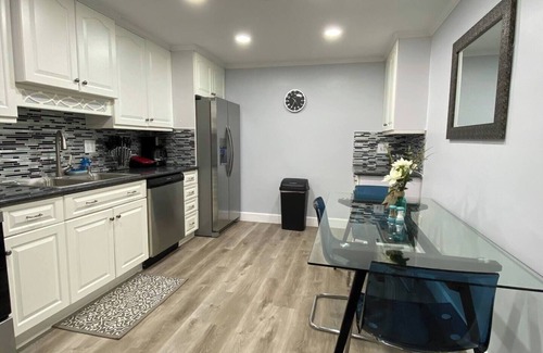 Hollywood House | This house is a 2 bedroom(s), 1 bathrooms, located in Fort Lauderdale, FL.