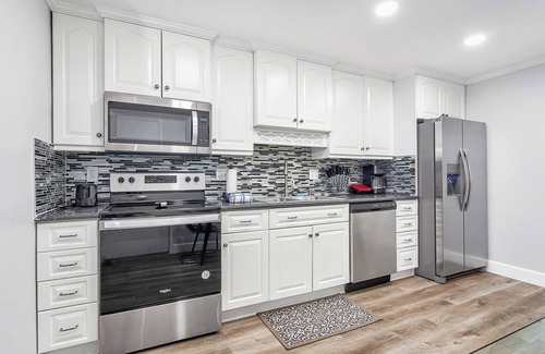Hollywood House | This house is a 2 bedroom(s), 1 bathrooms, located in Fort Lauderdale, FL.