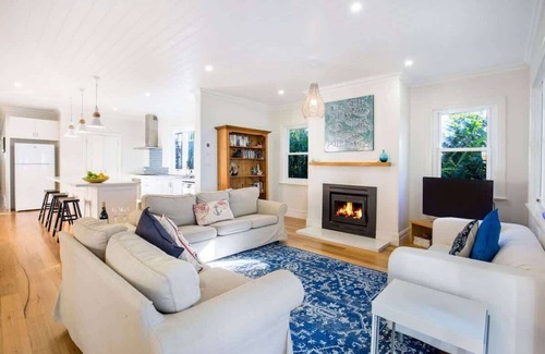 Vincentia House | This Is It - stylish 4-bedroom Vincentia retreat